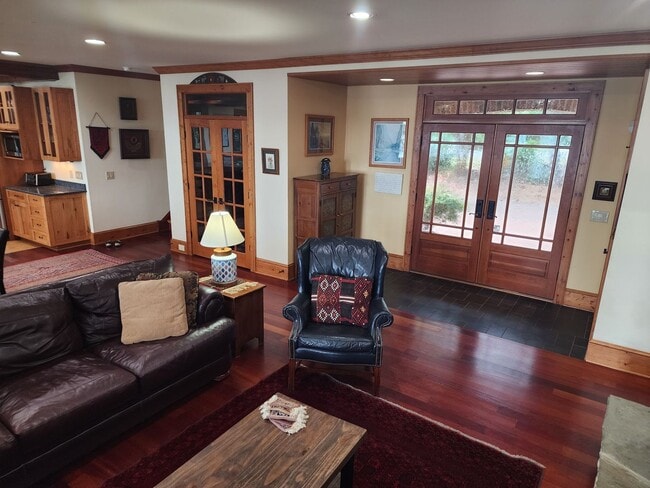 Building Photo - Fully Furnished Lakefront Home