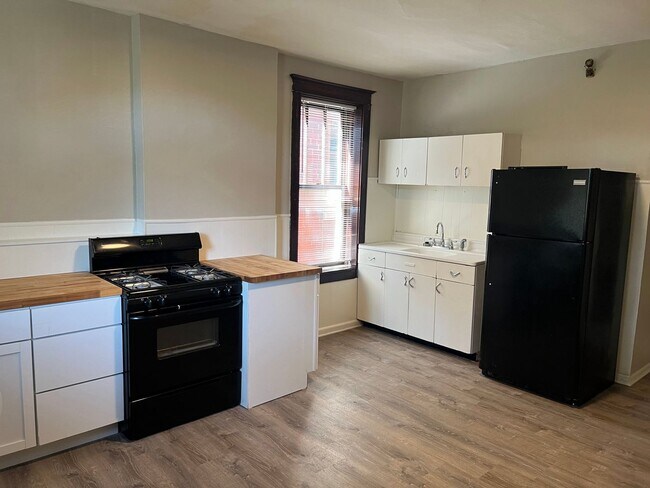 Building Photo - Charming 2nd Floor, 1 bd with new bath. Be...