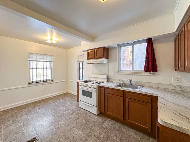 Building Photo - AVAILABLE NOW Home in University District ...