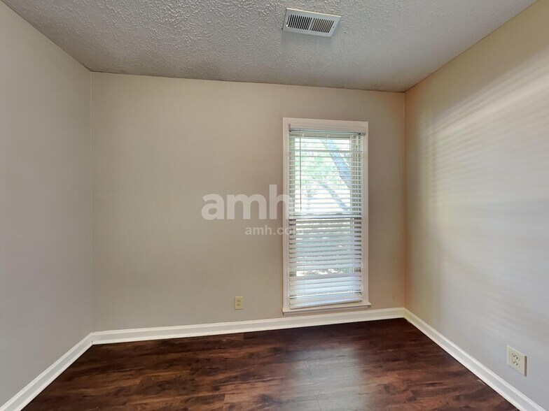 Building Photo - 7303 Clearview Dr