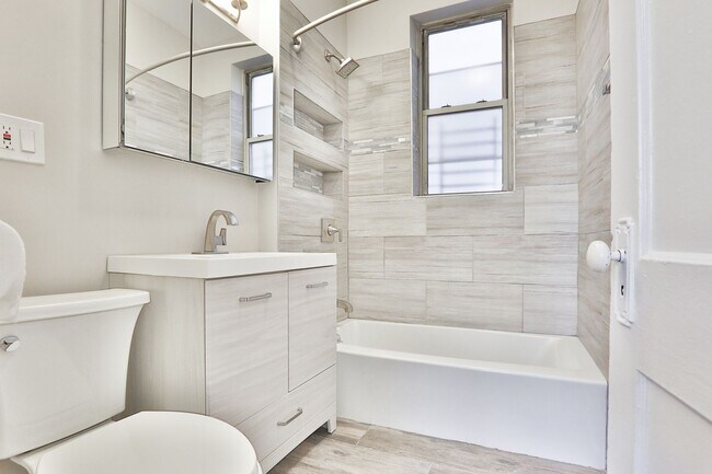 Building Photo - Affordable 2Bed/1bath in Wicker Park!  FREE Laundry!  FREE Internet!  Huge Private Deck!