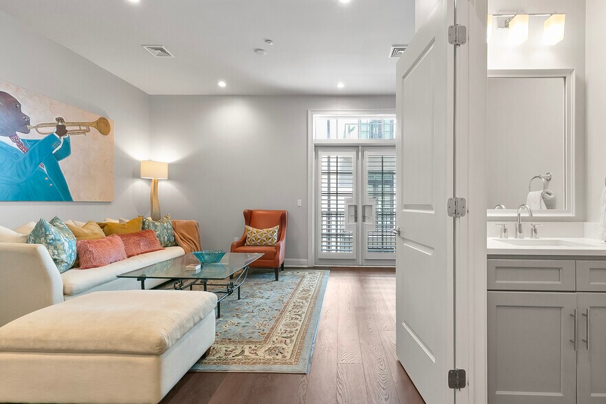 Building Photo - 731 Saint Charles Ave