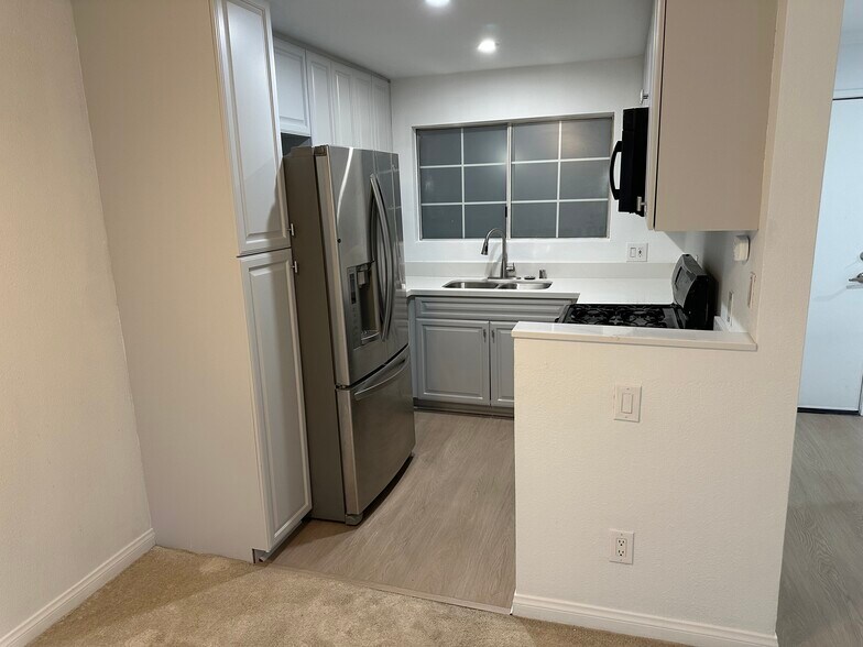 Building Photo - 5515 Canoga Ave