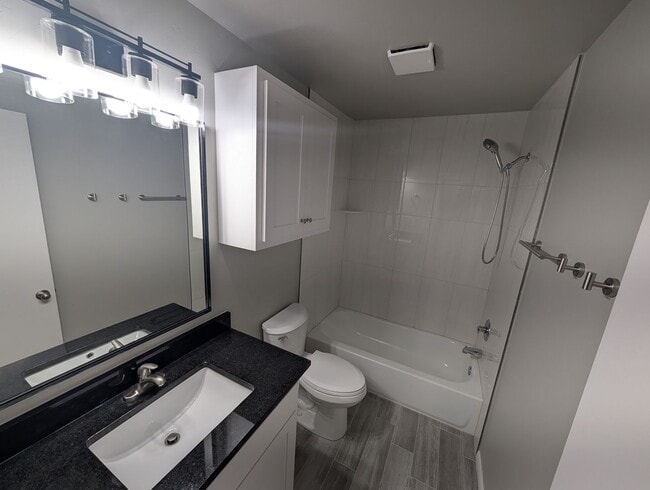 Building Photo - Remodeled luxury 1 bedroom, 1 bath house i...