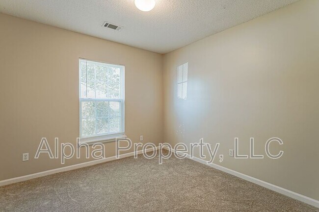 Building Photo - 305 Riello Dr