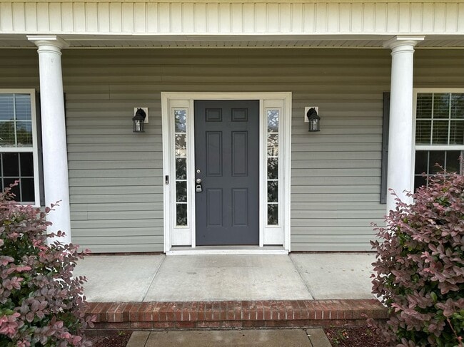 Building Photo - Perfect on Pineflat!