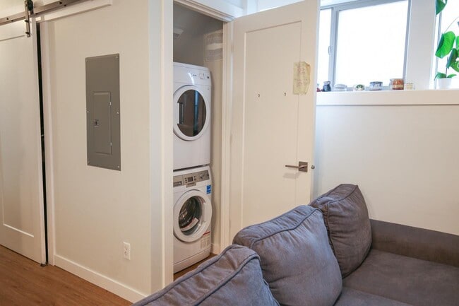 Building Photo - 2618 SE 51st Ave