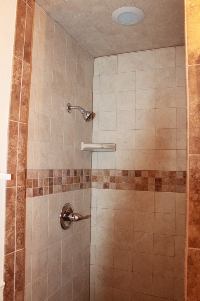 Building Photo - Fresh, Clean, Updated!