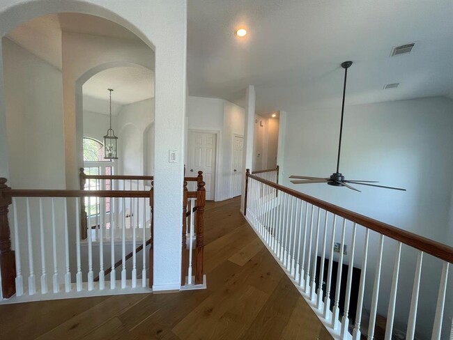 Building Photo - 301 Winding Oak Ln S