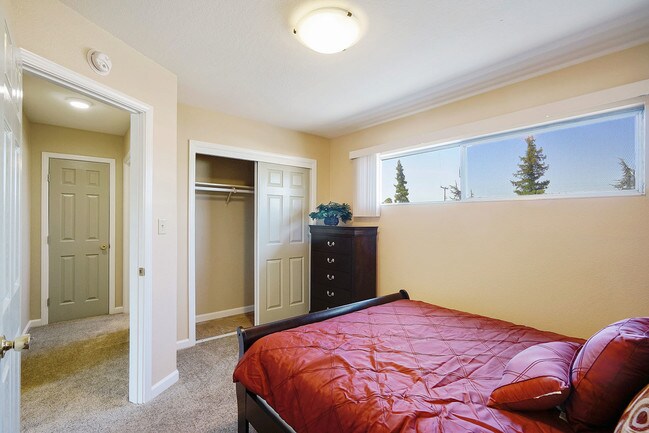 Building Photo - Redwoods Apartments
