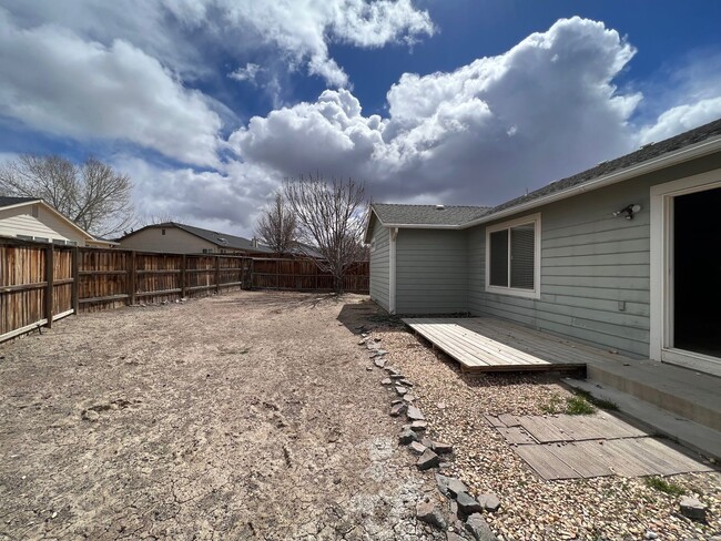 Building Photo - 3 bedroom Home located in the Desert Lakes...