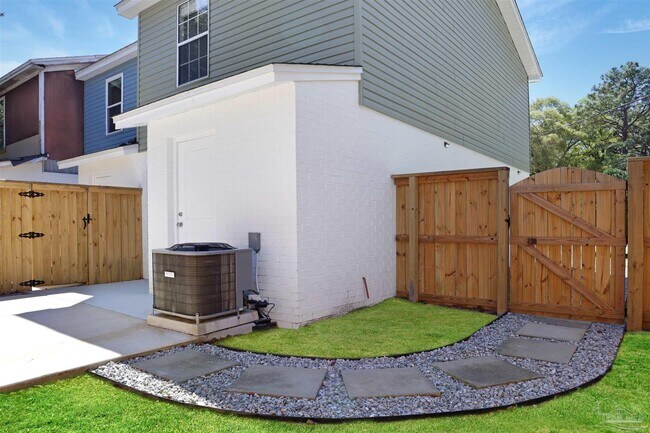 Building Photo - 2106 Schwab Ct