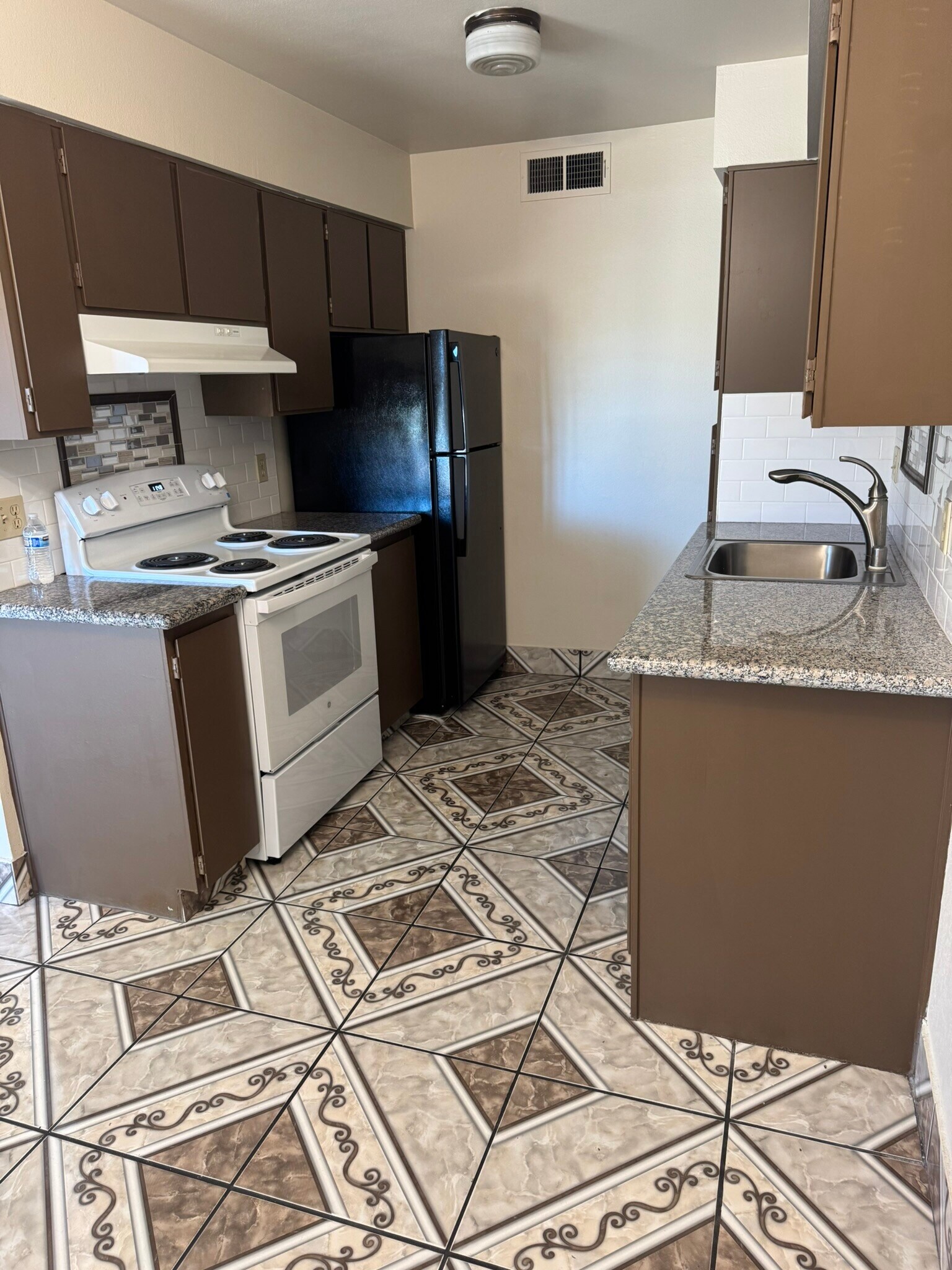 Kitchen - 1550 W Ashlan Ave