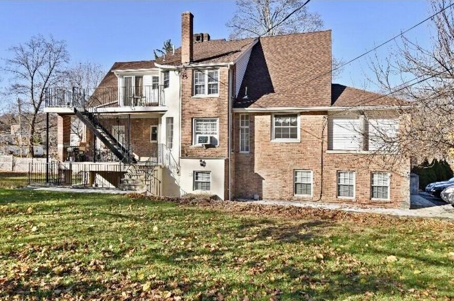 Building Photo - 2 Hollowbrook Plz