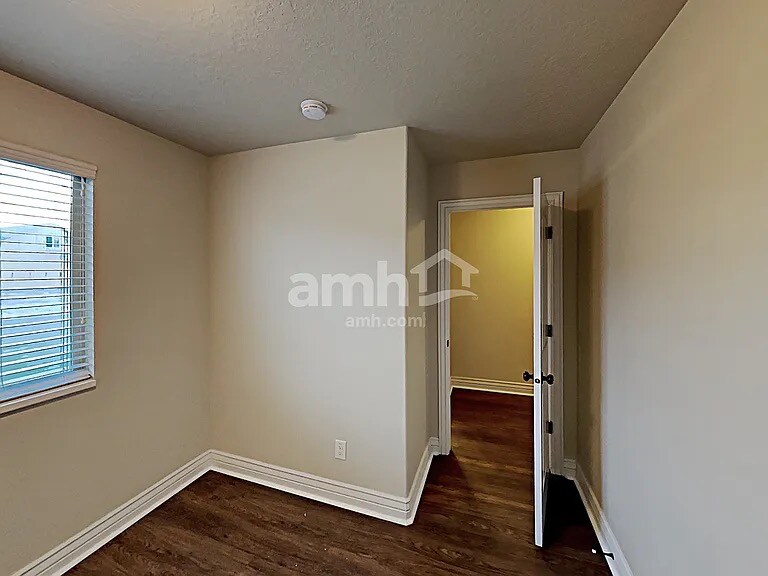 Building Photo - 1604 E Shadow Dr