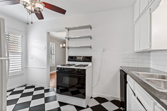 Building Photo - 1510 S Montreal Ave