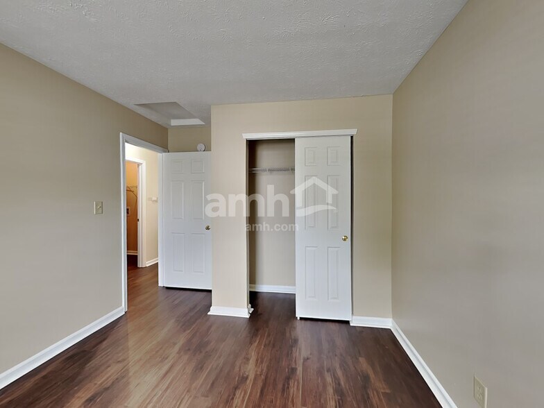 Building Photo - 7864 Fox Glen Dr