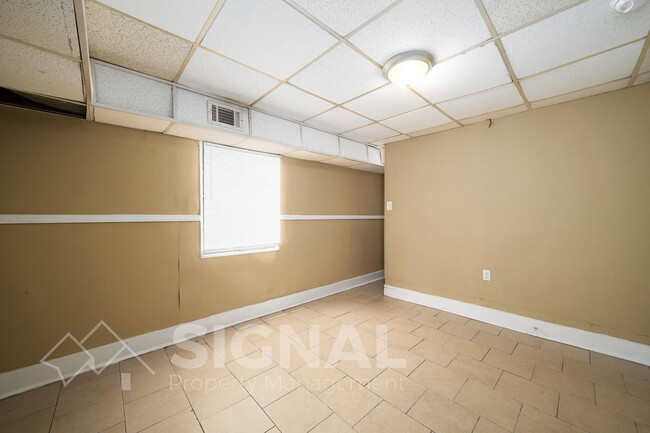 Building Photo - 1156 Skyline Dr