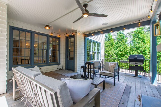 Building Photo - Custom Built 4BD, 4BA Home with Bonus Room...