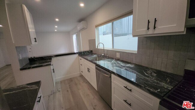 Building Photo - 1951 Selby Ave