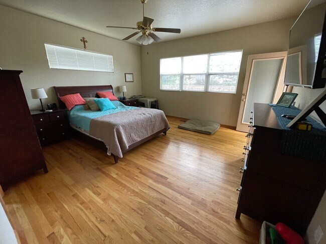 Building Photo - ADORABLE 5 BEDROOM, 4 BATH, 3 CAR GARAGE L...