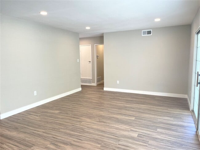 Building Photo - Adorable Riverside Single Story- Just in time for Summer!