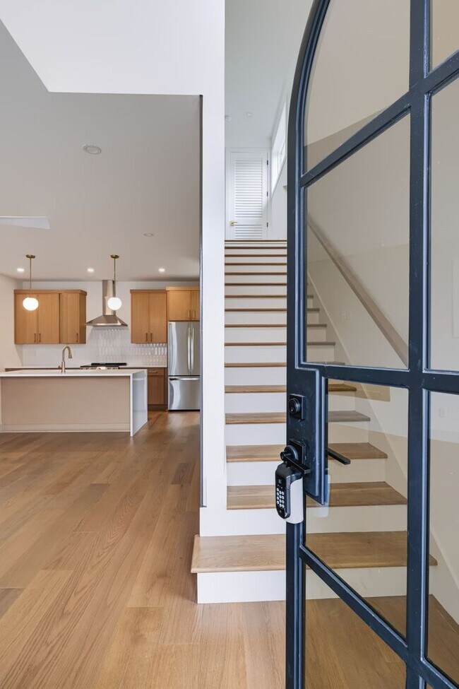 Building Photo - Modern Living & Downtown Skyline Views!