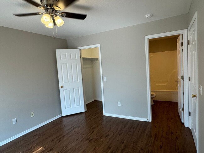 Building Photo - Just off Campus 8/15 Move In!