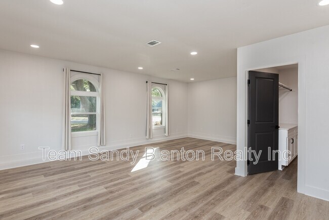 Building Photo - 2540 Hallmark Dr