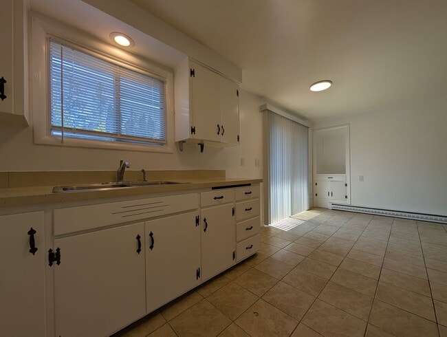 Building Photo - 690 E 39th Ave
