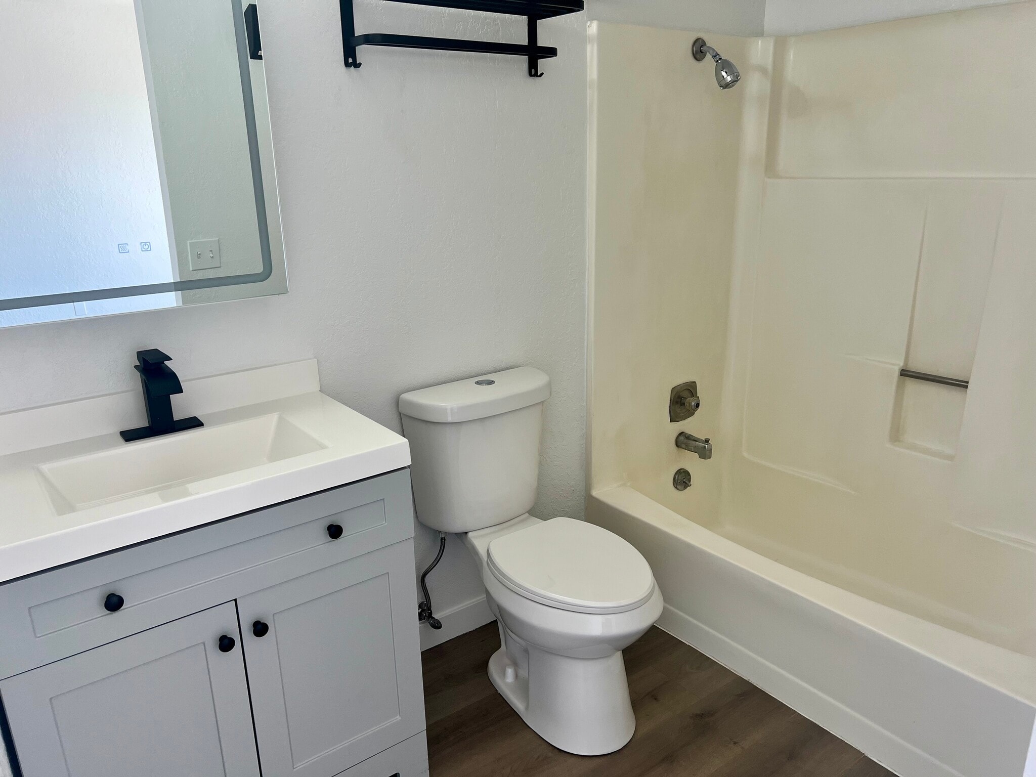 Building Photo - 132 NW Larry St