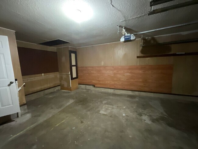 Building Photo - Nice 3bed, 1 1/2 bath. 2 car garage