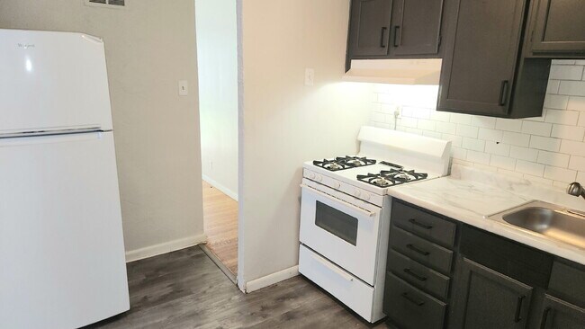 Building Photo - "Charming 3-Bed Home with Gleaming Hardwood Floors on Jackson Ave, Berkeley!"
