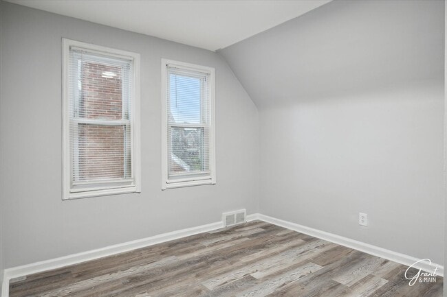 Building Photo - $1300 3 bedroom