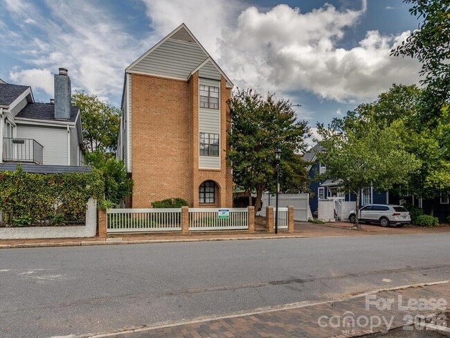 Building Photo - 406 W 9th St