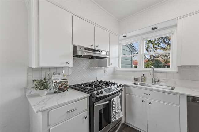 Building Photo - 6417 Darwood Ave