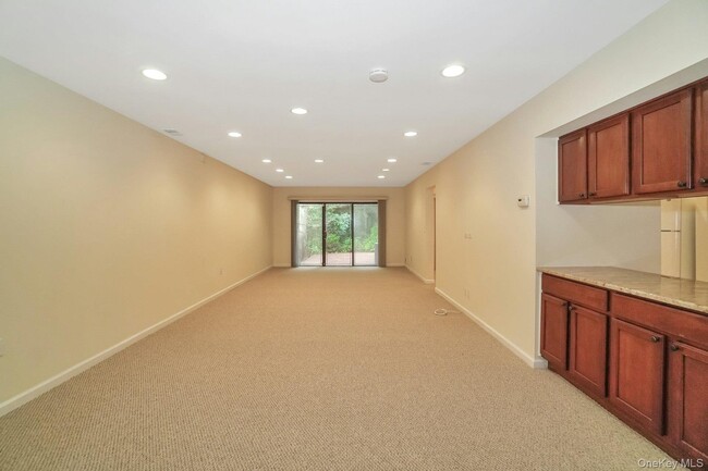 Building Photo - 23 Meadowood Dr