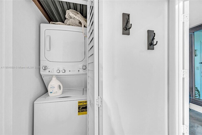 Building Photo - 690 SW 1st Ct