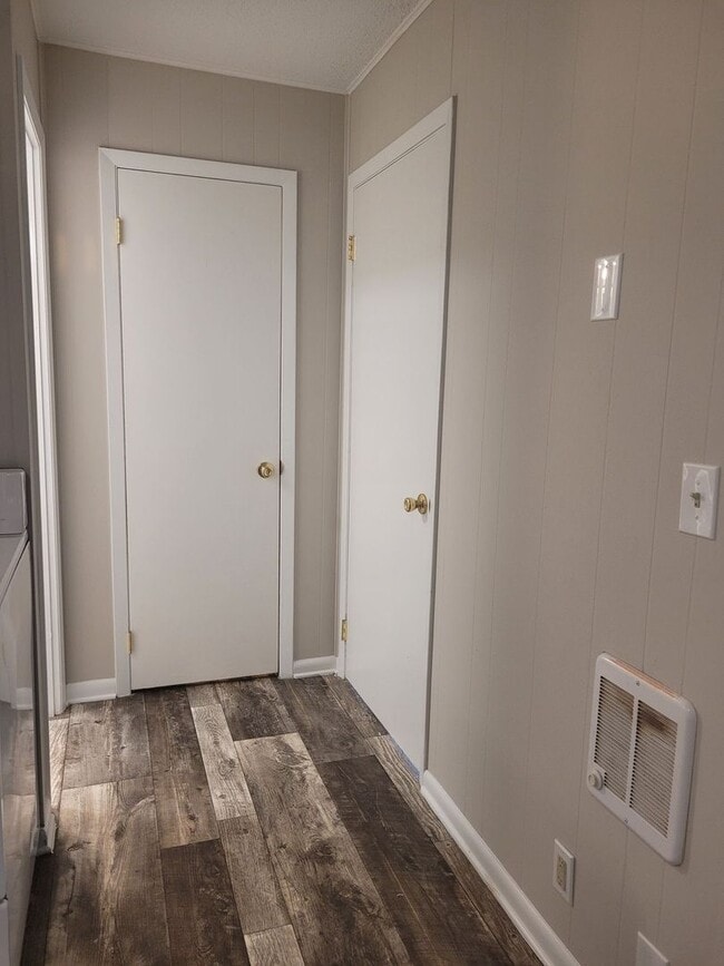 Building Photo - FIRST MONTH FREE! 1 Bedroom 1 Bathroom Apa...