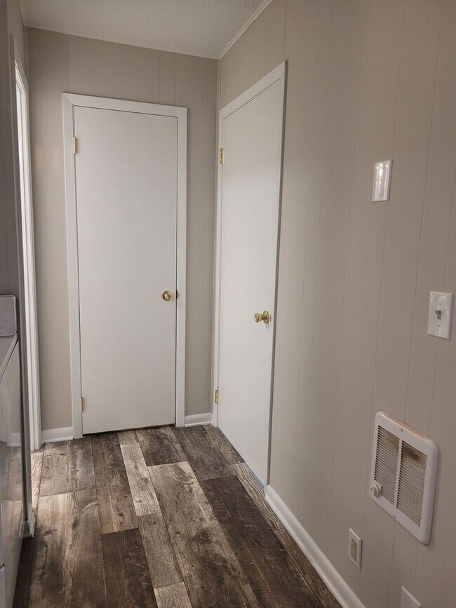 Building Photo - FIRST MONTH FREE! 1 Bedroom 1 Bathroom Apartment near Hamilton Place!