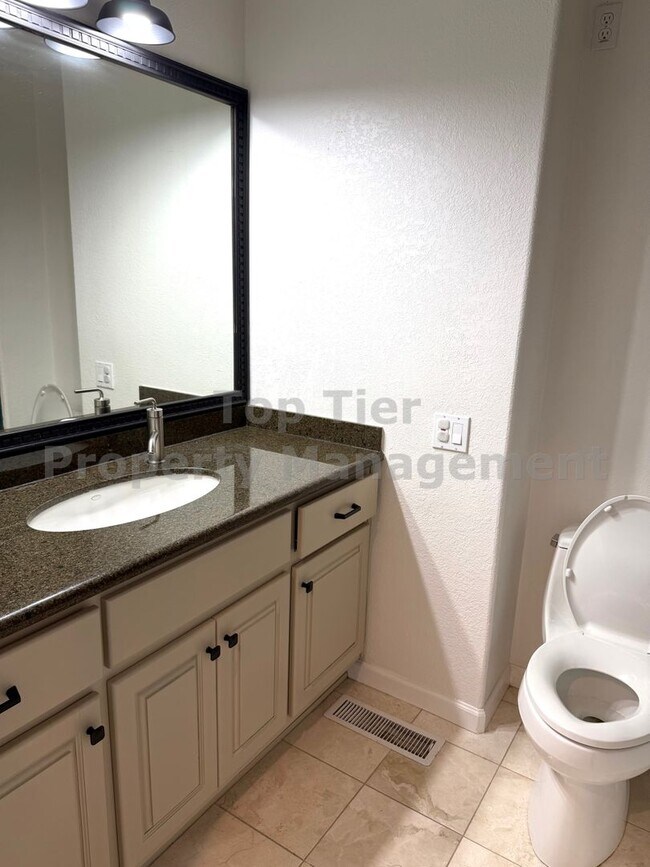 Building Photo - Janin Place 41