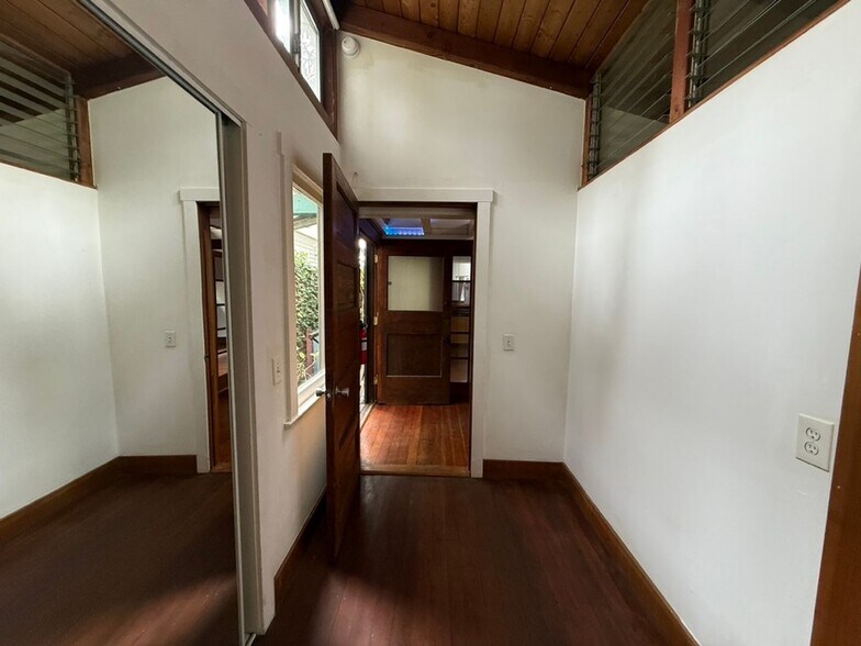 Building Photo - Hidden Garden Retreat – A One-Bedroom Oasis in the Heart of Venice