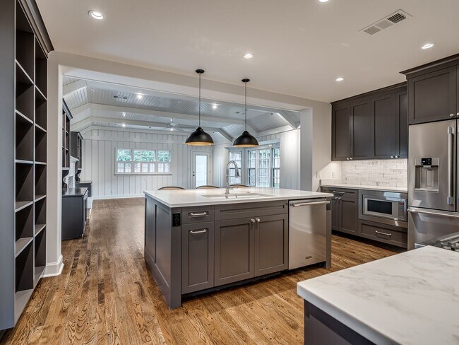 Building Photo - Luxury Living in the Heart of Tulsa