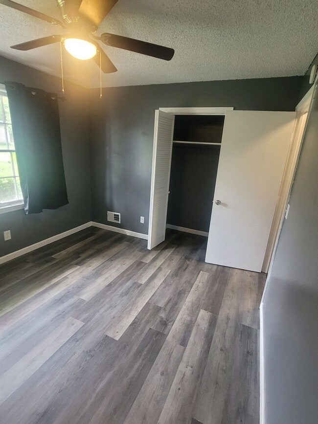 Building Photo - North Columbia