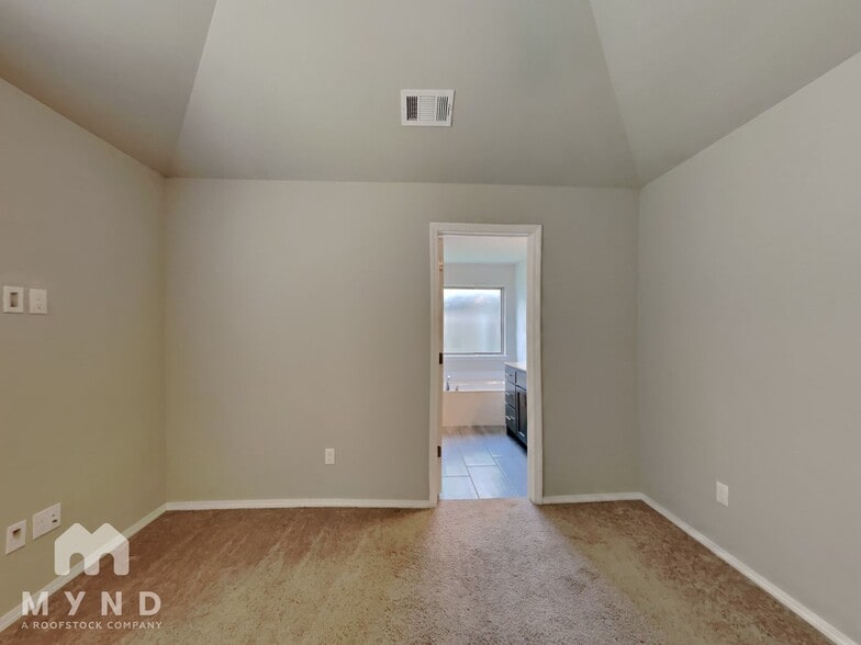 Building Photo - 6615 S 18th Pl