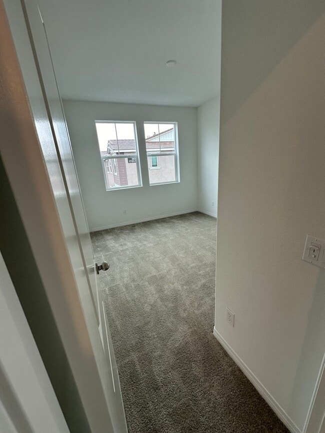 Building Photo - 1 Year Old Lenner 3 Bedroom + Loft Condo i...
