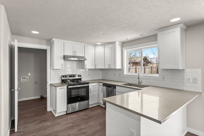 Building Photo - 5649 SE 83rd Ave
