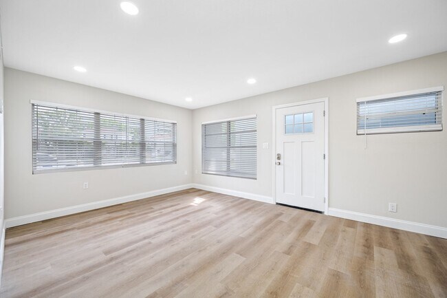Building Photo - Davis Islands 1/1 Renovated Apartment - IN...