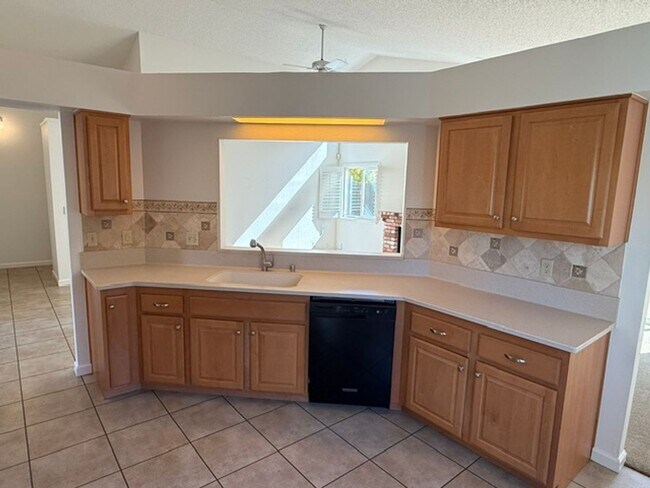Building Photo - 512 Toyon Pl
