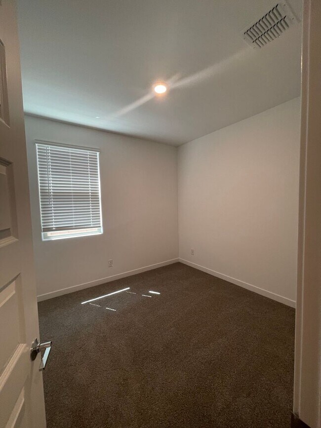 Building Photo - 9343 W Glenrosa Ave